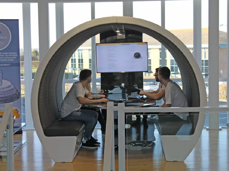 Meeting pod for 5-6 people