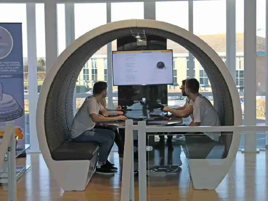 Meeting pod for 5-6 people